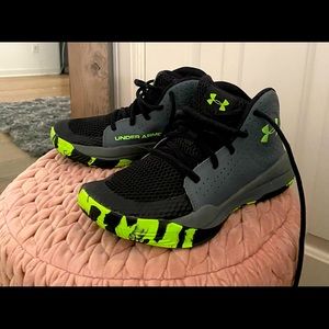 Boys 3.5 Under Armour basketball sneakers